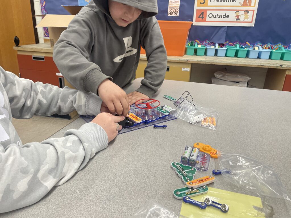 Students work together on assembling Snap Circuits. 